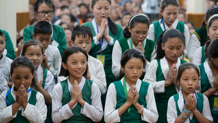 Школьники из Тибетской детской деревни читают наизусть строфы из «Компедиума путей познания» Акьи Йонгзина в начале первого дня трехдневных учений для тибетской молодежи. Фото: Тензин Чойджор (офис ЕСДЛ)