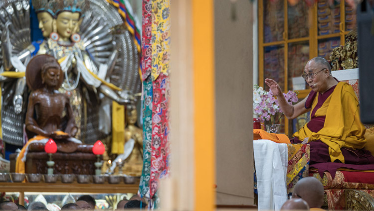 Его Святейшество Далай-лама дарует учения по просьбе тибетской молодежи. Фото: Тензин Чойджор (офис ЕСДЛ)