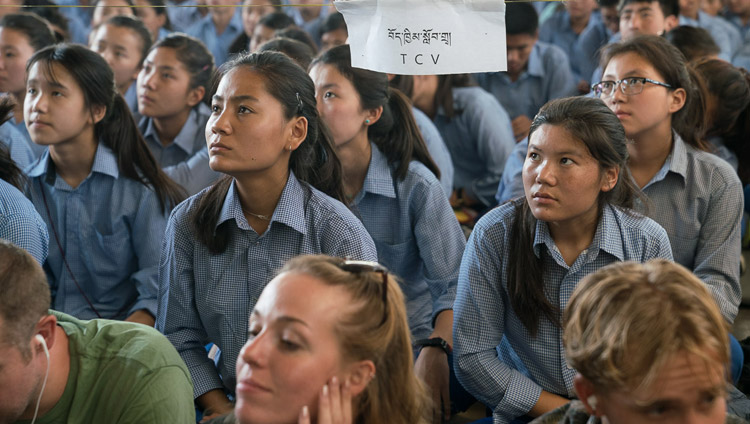 Школьники из Тибетской детской деревни слушают учения Его Святейшества Далай-ламы во время первого дня трехдневных учений для тибетской молодежи. Фото: Тензин Чойджор (офис ЕСДЛ)