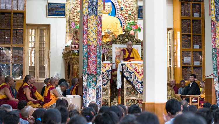 Его Святейшество Далай-лама во время первого дня трехдневных учений для тибетской молодежи. Фото: Тензин Чойджор (офис ЕСДЛ)