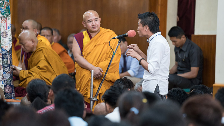 Один из слушателей задает вопрос Его Святейшеству Далай-ламе в ходе первого дня трехдневных учений для тибетской молодежи. Фото: Тензин Чойджор (офис ЕСДЛ)