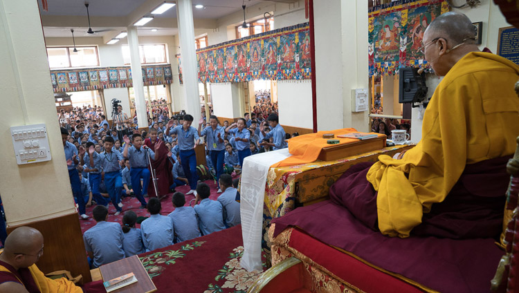 Школьники из Тибетской детской деревни проводят философский диспут в присутствии Его Святейшества Далай-ламы в начале второго дня трехдневных учений для тибетской молодежи. Фото: Тензин Чойджор (офис ЕСДЛ)