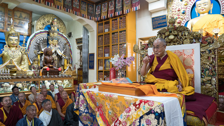 Его Святейшество Далай-лама дарует учения по просьбе тибетской молодежи. Фото: Тензин Чойджор (офис ЕСДЛ)