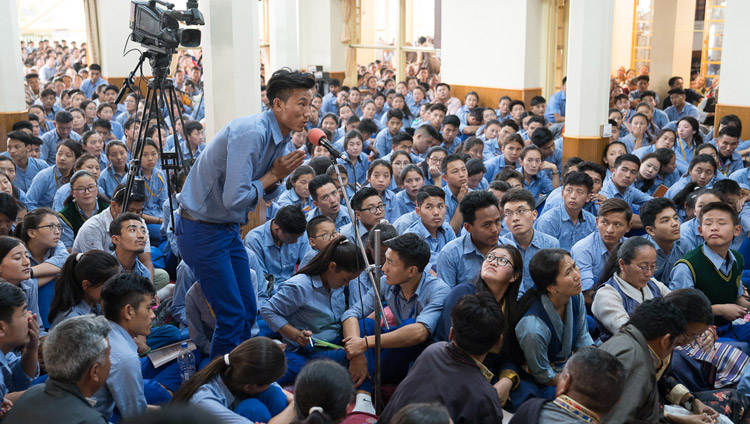 Один из слушателей задает вопрос Его Святейшеству Далай-ламе в ходе второго дня трехдневных учений для тибетской молодежи. Фото: Тензин Чойджор (офис ЕСДЛ)