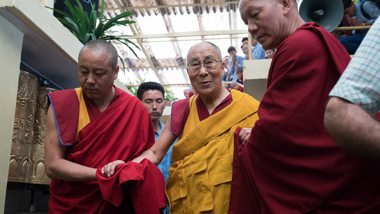 Его Святейшество Далай-лама прибывает в главный тибетский храм в начале заключительного дня трехдневных учений для тибетской молодежи. Фото: Тензин Чойджор (офис ЕСДЛ)