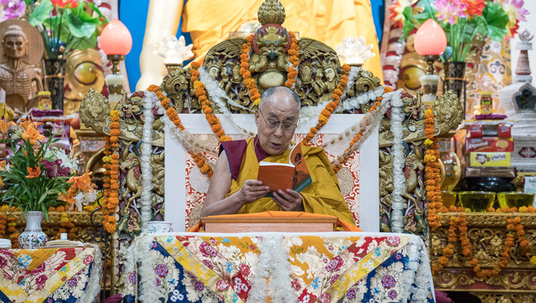 Его Святейшество Далай-лама читает строфы «Толкования бодхичитты» в ходе заключительного дня трехдневных учений для тибетской молодежи. Фото: Тензин Чойджор (офис ЕСДЛ)