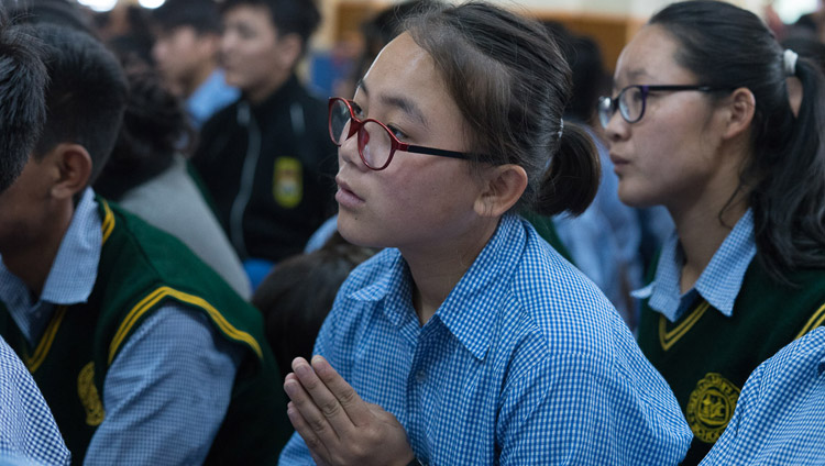 Слушатели во время заключительного дня трехдневных учений Его Святейшества Далай-ламы для тибетской молодежи. Фото: Тензин Чойджор (офис ЕСДЛ)