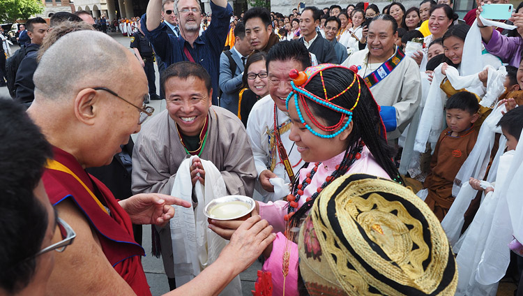 Тибетцы из местного тибетского сообщества подносят традиционное приветствие Его Святейшеству Далай-ламе, прибывшему в клинику Майо. Фото: Джереми Рассел (офис ЕСДЛ)