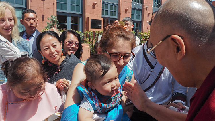 Его Святейшество Далай-лама здоровается со встречающими его людьми у гостиницы в Сан-Диего. Фото: Джереми Рассел (офис ЕСДЛ)