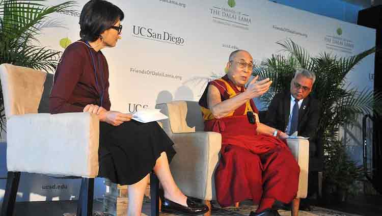Его Святейшество Далай-лама и тележурналистка Энн Карри во время пресс-конференции в Калифорнийском университете Сан-Диего. Фото: Кен Стоун