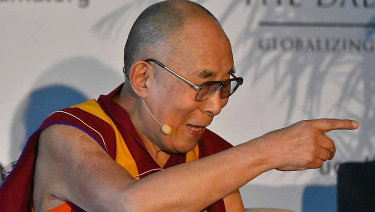 Его Святейшество Далай-лама отвечает на вопросы в ходе пресс-конференции в Калифорнийском университете Сан-Диего. Фото: Крис Стоун