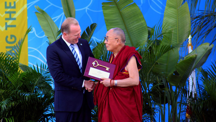 Перед началом публичной лекции мэр Сан-Диего Кевин Фолконер вручает Его Святейшеству Далай-ламе ключ от своего города. Фото: Калифорнийский университет Сан-Диего