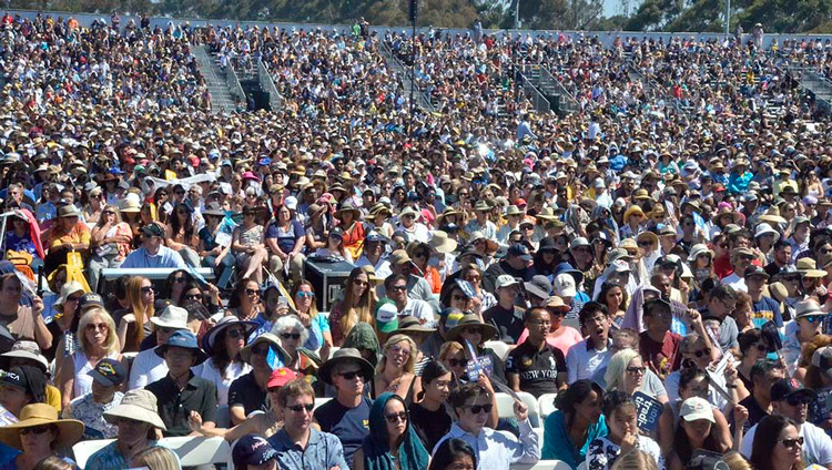 Некоторые из более чем 25,000 слушателей во время публичной лекции Его Святейшества Далай-ламы на стадионе Калифорнийского университета Сан-Диего. Фото: Крис Стоун