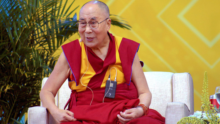 Его Святейшество Далай-лама отвечает на вопросы слушателей в ходе публичной лекции на стадионе Калифорнийского университета Сан-Диего. Фото: Калифорнийский университет Сан-Диего