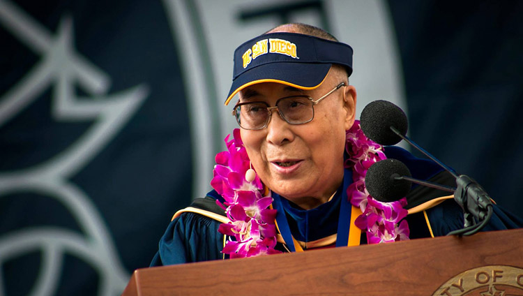 Его Святейшество Далай-лама обращается к собравшимся в ходе церемонии вручения дипломов в Калифорнийском университете Сан-Диего. Фото: Калифорнийский университет Сан-Диего