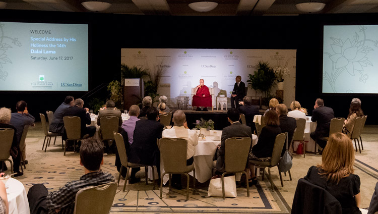 Его Святейшество Далай-лама во время встречи с руководством Калифорнийского университета Сан-Диего. Фото: Эрик Джепсен (Калифорнийский университет Сан-Диего)