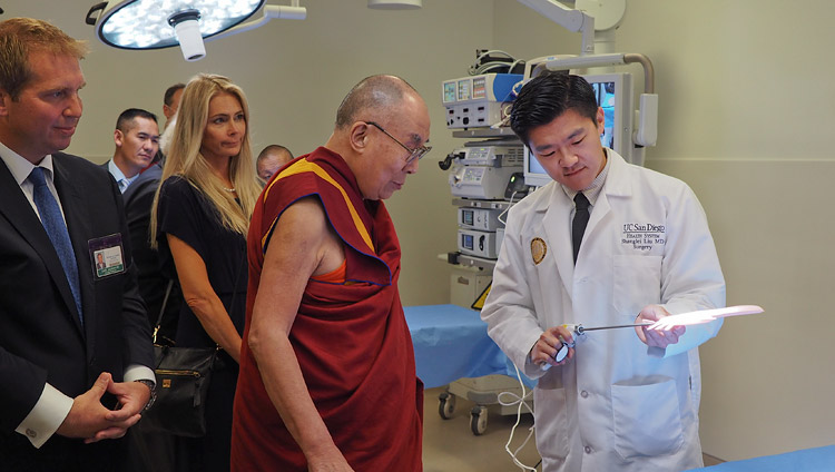 Его Святейшеству Далай-ламе демонстрируют новейшие технологии в ходе визита в «Центр хирургии будущего». Фото: Джереми Рассел (офис ЕСДЛ)