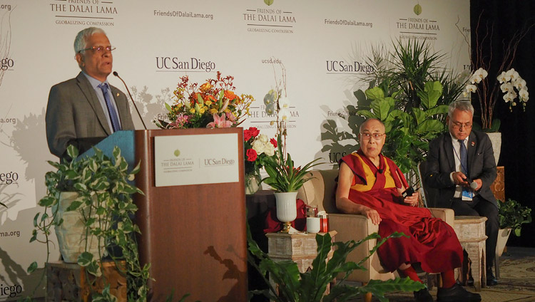 Суреш Субрамани представляет Его Святейшество Далай-ламу в начале его встречи с местными индийцами. Фото: Джереми Рассел (офис ЕСДЛ)