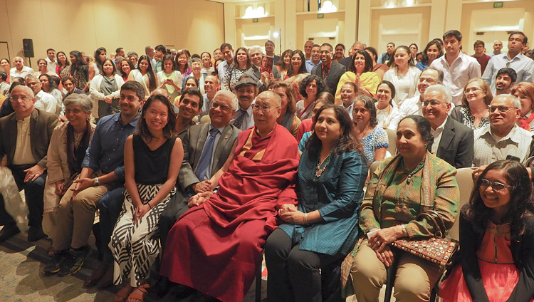 Его Святейшество Далай-лама во время встречи с представителями индийского сообщества. Фото: Джереми Рассел (офис ЕСДЛ)