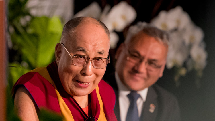 Его Святейшество Далай-лама дарует наставления тибетцам из местного тибетского сообщества. Фото: Эрик Джепсен (Калифорнийский университет Сан-Диего)