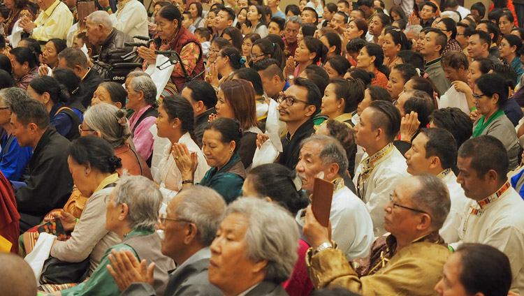Тибетцы из местного тибетского сообщества слушают наставления Его Святейшества Далай-ламы. Фото: Джереми Рассел (офис ЕСДЛ)