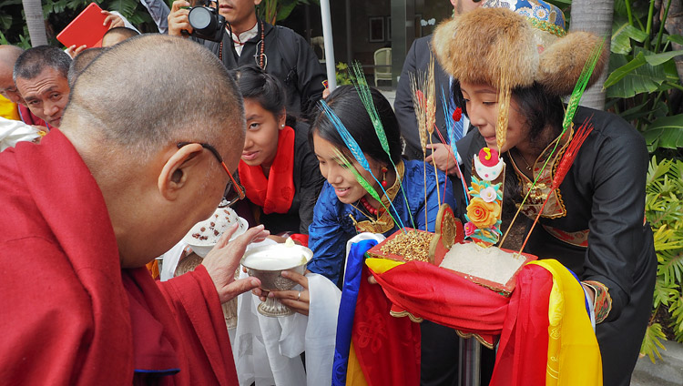 Тибетцы из местного тибетского сообщества подносят традиционное приветствие Его Святейшеству Далай-ламе, прибывшему в Ньюпорт-Бич. Фото: Джереми Рассел (офис ЕСДЛ)