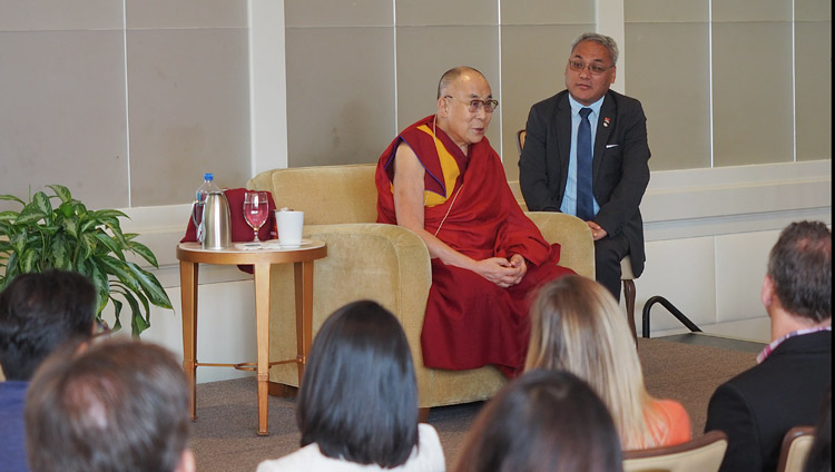 Его Святейшество Далай-лама во время встречи с членами местного отделения Организации молодых президентов. Фото: Джереми Рассел (офис ЕСДЛ)