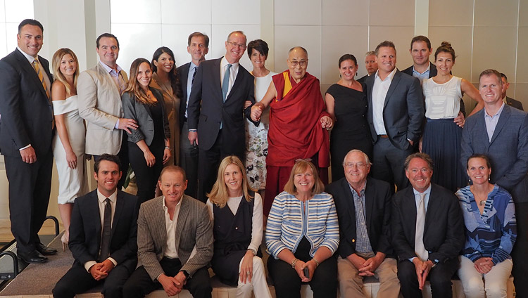 По завершении встречи Его Святейшество Далай-лама фотографируется на память с членами местного отделения Организации молодых президентов. Фото: Джереми Рассел (офис ЕСДЛ)