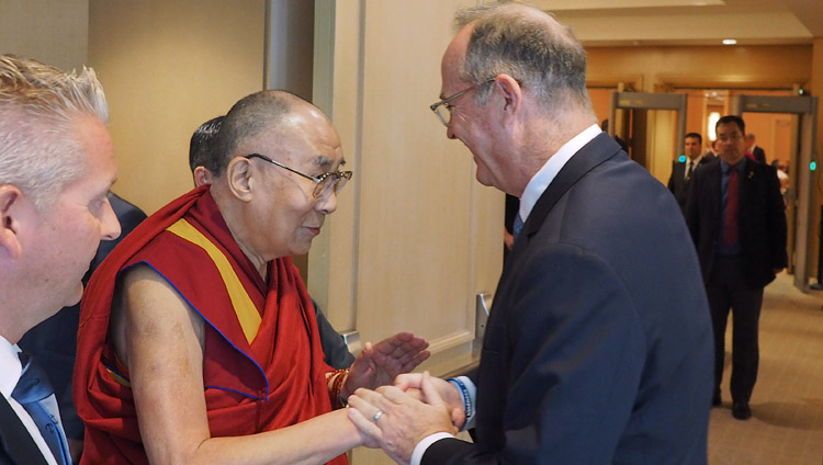 Перед началом встречи с директорами школ и преподавателями Его Святейшество Далай-лама приветствует мэра Анахайма Тома Тейта. Фото: Джереми Рассел (офис ЕСДЛ)