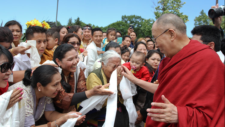 Его Святейшество Далай-лама приветствует некоторых из более чем 400 тибетцев из местного тибетского сообщества, собравшихся, чтобы встретить его по прибытии в отель. Фото: Тензин Пунцок Вальяг
