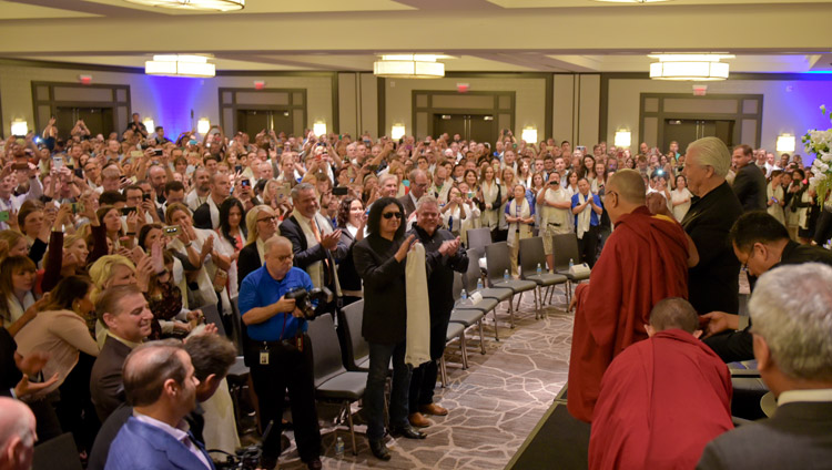 Более 2000 сотрудников компании «Слуховые технологии Старки» приветствуют Его Святейшество Далай-ламу. Фото: «Слуховые технологии Старки»
