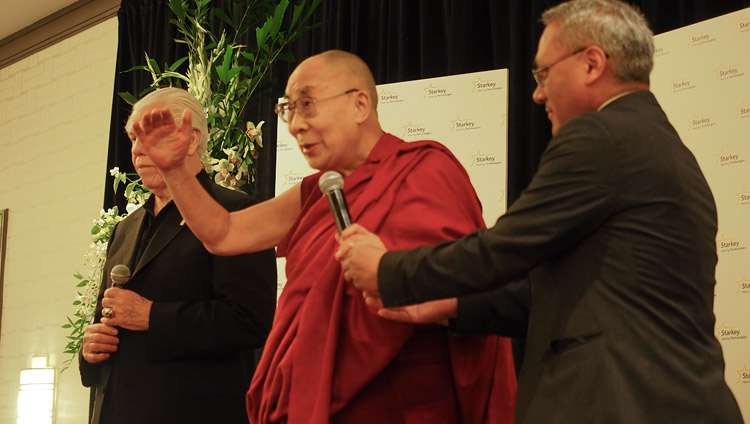 Его Святейшество Далай-лама выступает с обращением во время встречи с сотрудниками компании «Слуховые технологии Старки». Фото: Джереми Рассел (офис ЕСДЛ)