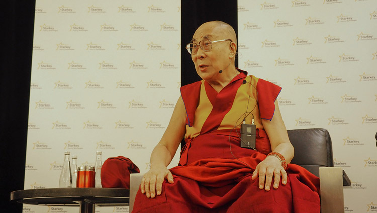 Его Святейшество Далай-лама отвечает на вопросы во время встречи с сотрудниками компании «Слуховые технологии Старки». Фото: Джереми Рассел (офис ЕСДЛ)