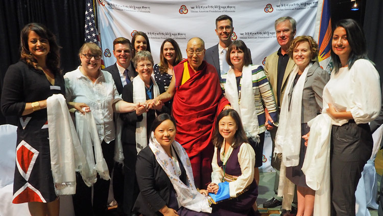 Его Святейшество Далай-лама с представителями местного правительства, включая сенатора штата Кэролин Лэйн, мэра Миннеаполиса Бетси Ходжес и члена конгресса Бетти Макколлум, перед началом встречи с тибетцами. Миннеаполис, штат Миннесота, США. 24 июня 2017 г. Фото: Джереми Рассел (офис ЕСДЛ)