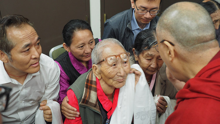 Его Святейшество Далай-лама тепло приветствует пожилого тибетца перед началом встречи с членами местного тибетского сообщества. Фото: Джереми Рассел (офис ЕСДЛ)