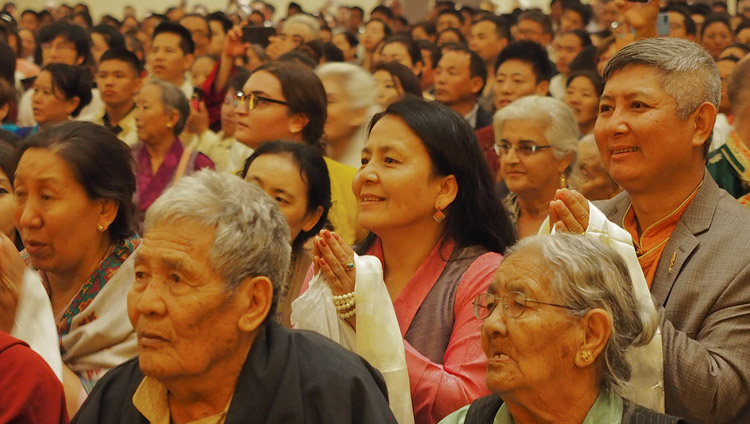 Тибетцы из местного тибетского сообщества слушают наставления Его Святейшества Далай-ламы. Фото: Джереми Рассел (офис ЕСДЛ)