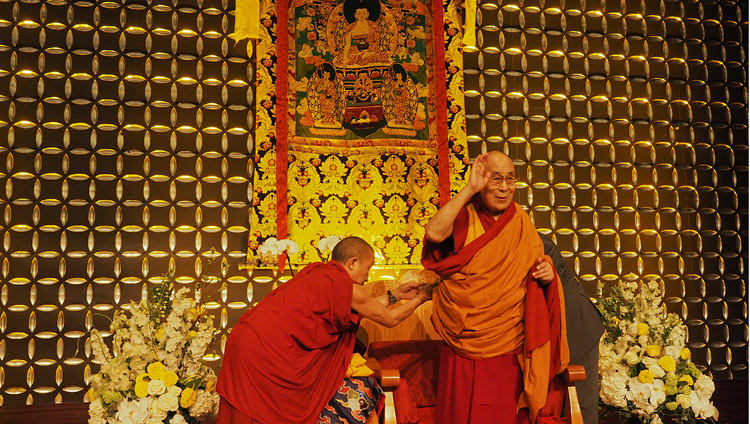 Его Святейшество Далай-лама машет рукой более чем 2000 тибетцев из местного тибетского сообщества, собравшихся, чтобы получить от него наставления. Фото: Джереми Рассел (офис ЕСДЛ)