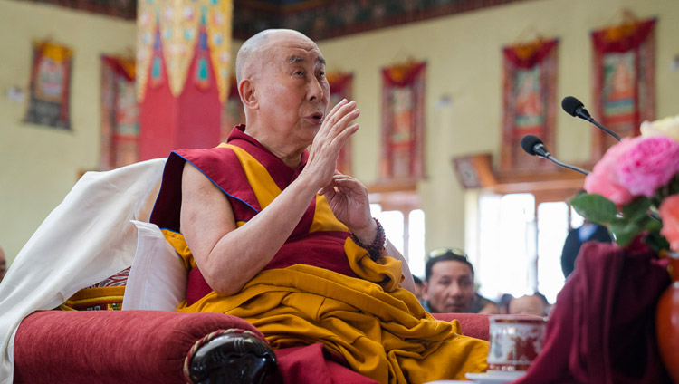 Его Святейшество Далай-лама возносит молитвы в храме Джокханг. Фото: Тензин Чойджор (офис ЕСДЛ)
