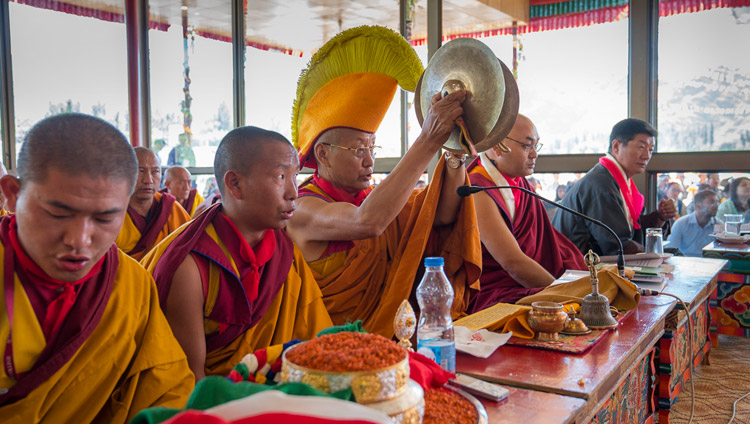 Мастера ритуального пения возглавляют молебен о долгой жизни Его Святейшества Далай-ламы. Фото: Тензин Чойджор (офис ЕСДЛ)