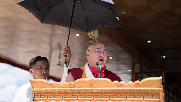 Спикер тибетского парламента в изгнании Кхенпо Сонам Тенпель обращается к собравшимся в ходе церемонии празднования 82-летия Его Святейшества Далай-ламы в Шивацель. Фото: Тензин Чойджор (офис ЕСДЛ)