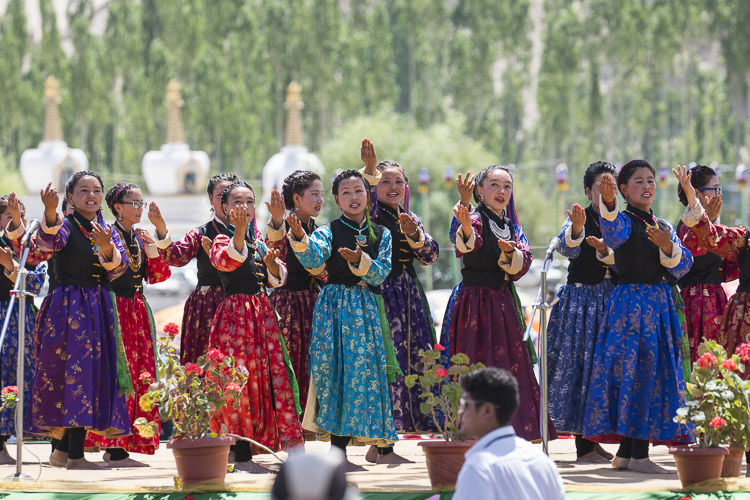 Ладакские девушки выступают во время торжеств, организованных в Шивацель по случаю 82-летия Его Святейшества Далай-ламы. Фото: Тензин Чойджор (офис ЕСДЛ)