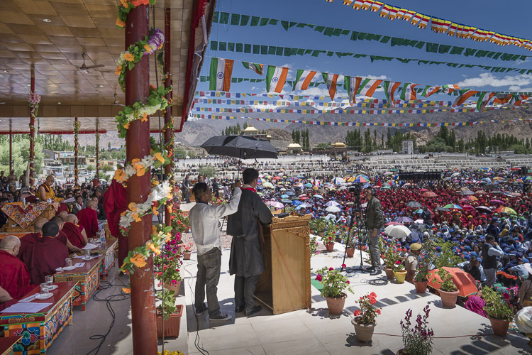 Сикьонг Лобсанг Сенге выступает с обращением во время церемонии празднования 82-летия Его Святейшества Далай-ламы в Шивацель. Фото: Тензин Чойджор (офис ЕСДЛ)