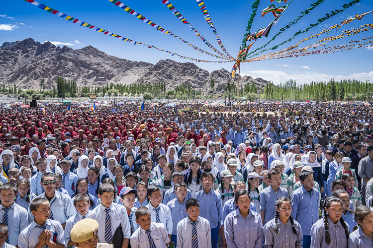 Верующие, собравшиеся на праздничную церемонию, организованную в Шивацель по случаю 82-летия Его Святейшества Далай-ламы. Фото: Тензин Чойджор (офис ЕСДЛ)