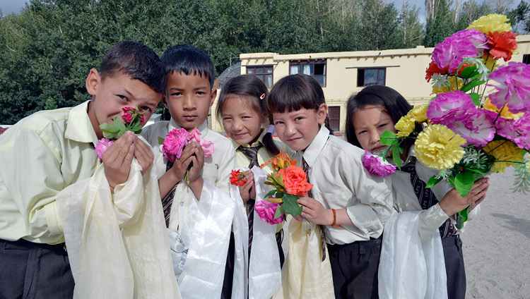 Ученики Ладакской публичной школы ожидают прибытия Его Святейшества Далай-ламы. Фото: Лобсанг Церинг (офис ЕСДЛ)