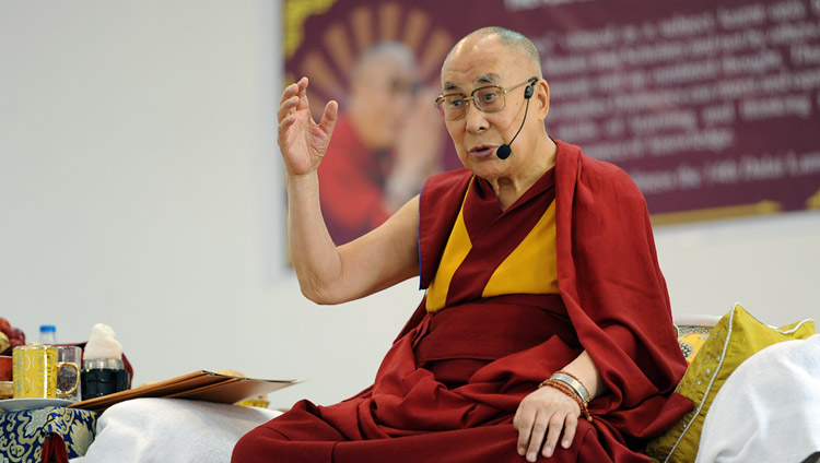 Его Святейшество Далай-лама дарует наставления 1600 учащимся Ладакской публичной школы. Фото: Лобсанг Церинг (офис ЕСДЛ)