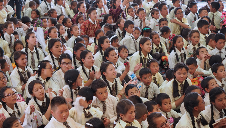Некоторые из 1600 учеников Ладакской публичной школы во время визита Его Святейшества Далай-ламы. Фото: Джереми Рассел (офис ЕСДЛ)