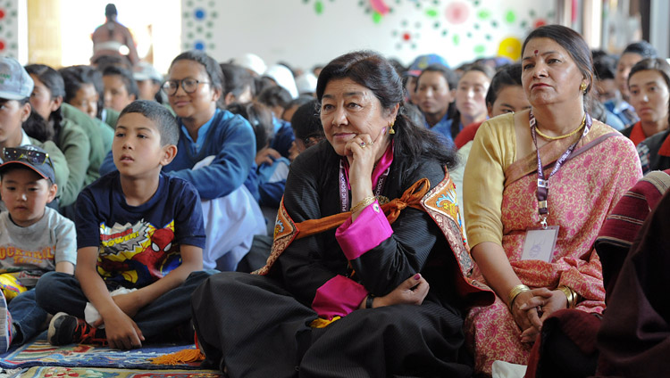Преподаватели и ученики Ладакской публичной школы слушают наставления Его Святейшества Далай-ламы. Фото: Лобсанг Церинг (офис ЕСДЛ)