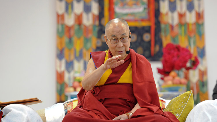 Его Святейшество Далай-лама дарует наставления в ходе визита в Ладакскую публичную школу. Фото: Лобсанг Церинг (офис ЕСДЛ)