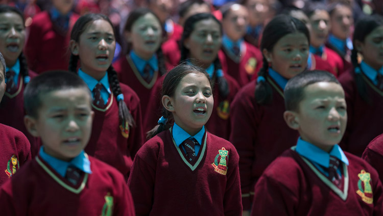 В начале церемонии закрытия Великих летних диспутов ученики школы Ламдон исполняют государственные гимны Индии и Тибета. Фото: Тензин Чойджор (офис ЕСДЛ)