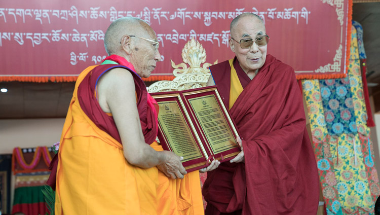 Его Святейшество Далай-лама вручает благодарственную грамоту от имени жителей Нубры досточтимому Тикси Ринпоче. Фото: Тензин Чойджор (офис ЕСДЛ)